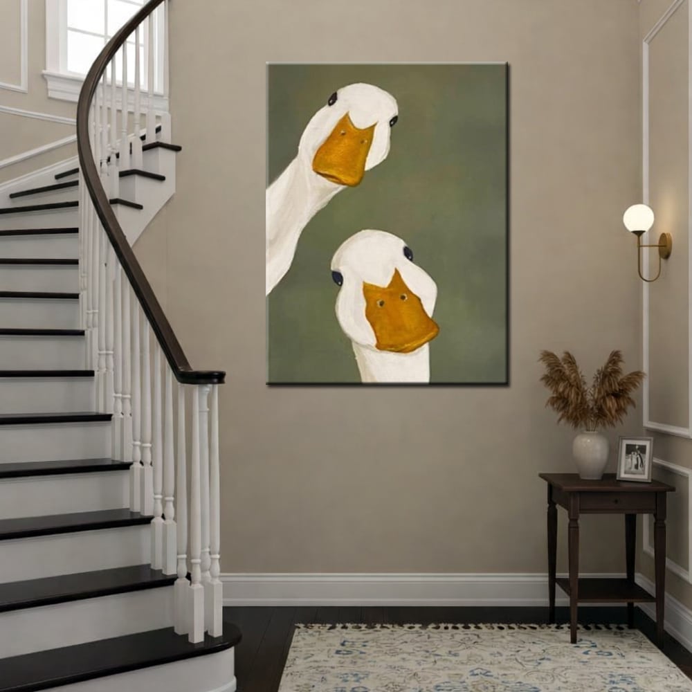 Verticaal schilderij aan een smalle muur in een hal dat de ruimte optisch hoger laat lijken