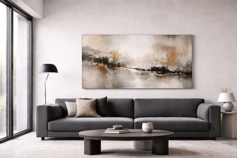 Kunst in een modern interieur met een schilderij boven de bank voor een rustige en evenwichtige uitstraling