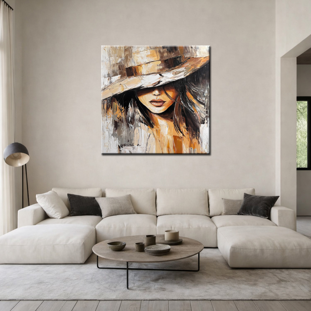 handgeschilderd portret schilderij vrouw met hoed in warme aardetinten boven beige bank