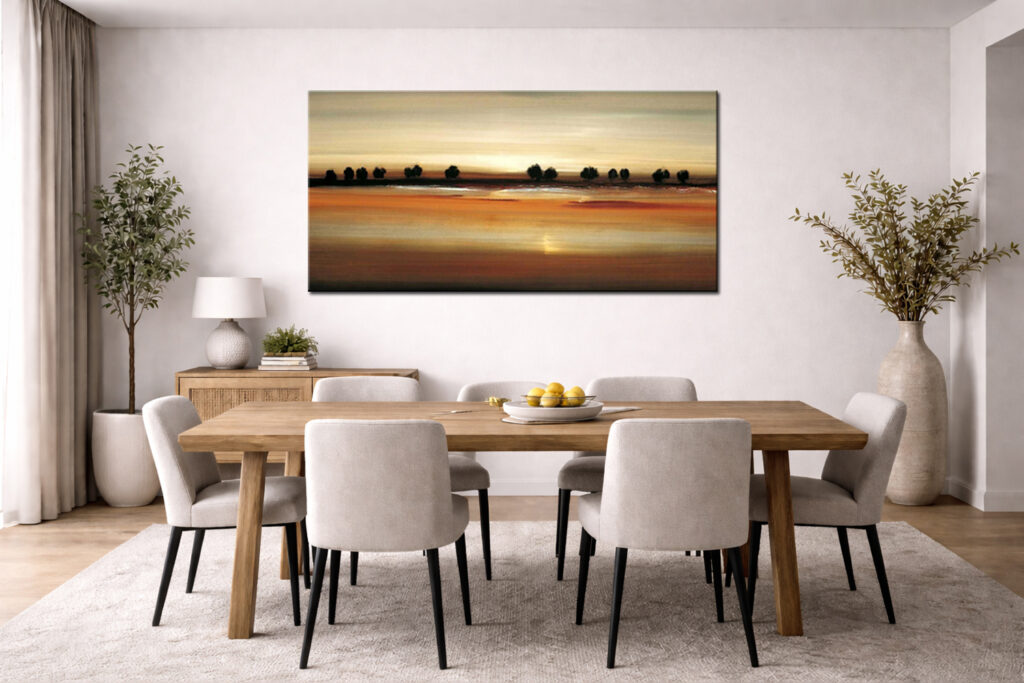 schilderij boven eettafel in moderne eetkamer met houten tafel