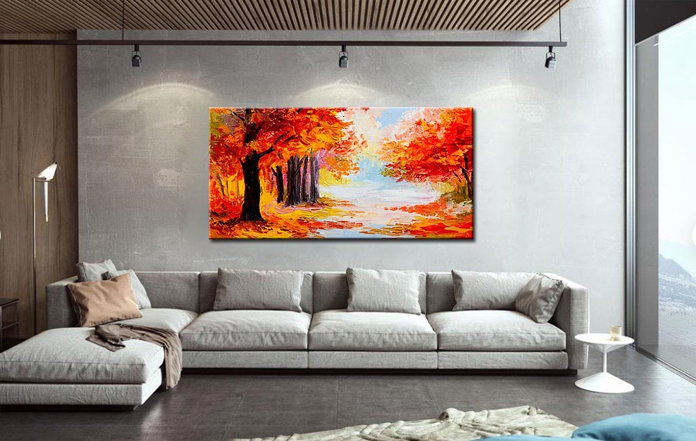 rood landschap schilderij boven bank in woonkamer met warme kleuren en herfsttinten
