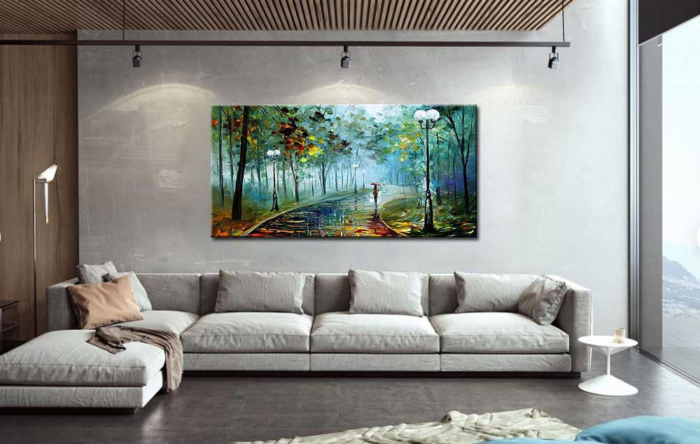 groot olieverf schilderij landschap boven bank in moderne woonkamer met groene en blauwe tinten