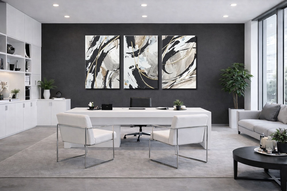 Drieluik schilderij aan de muur in een modern kantoor