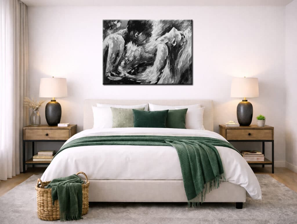 Schilderij in de slaapkamer boven een beige gestoffeerd bed